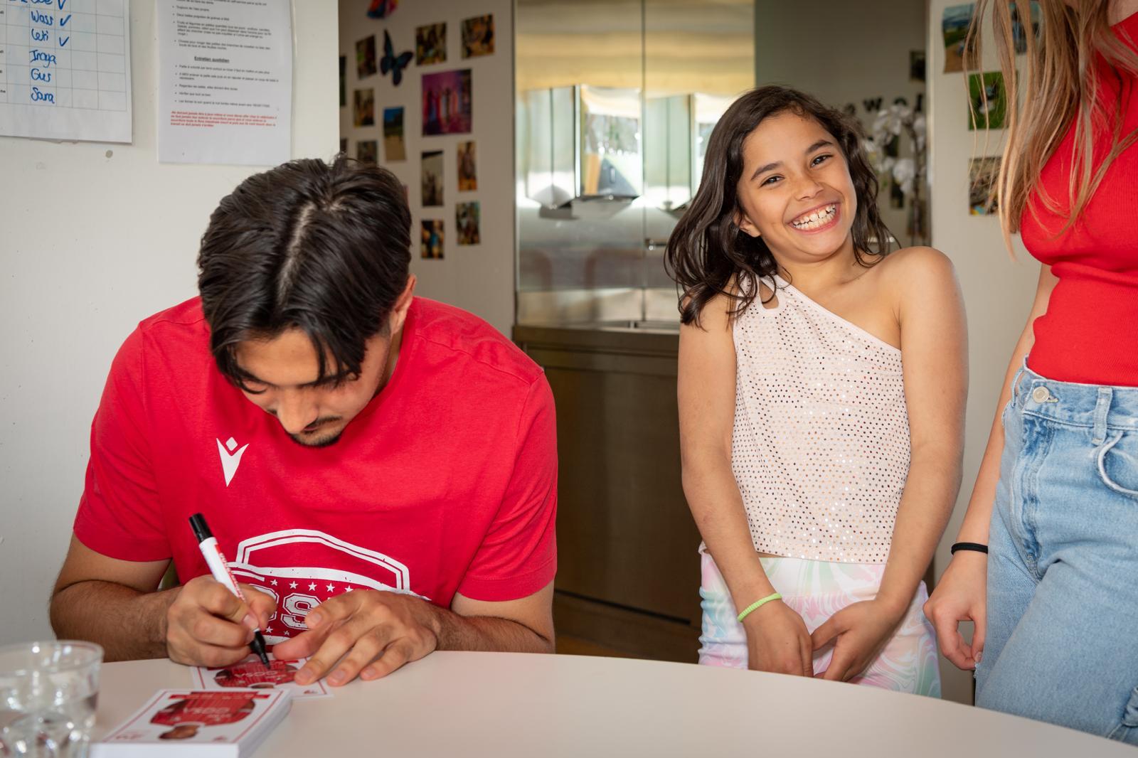 Match de football opposant les jeunes de La Chaloupe contre les joueurs du FC Sion. © Charles Niklaus